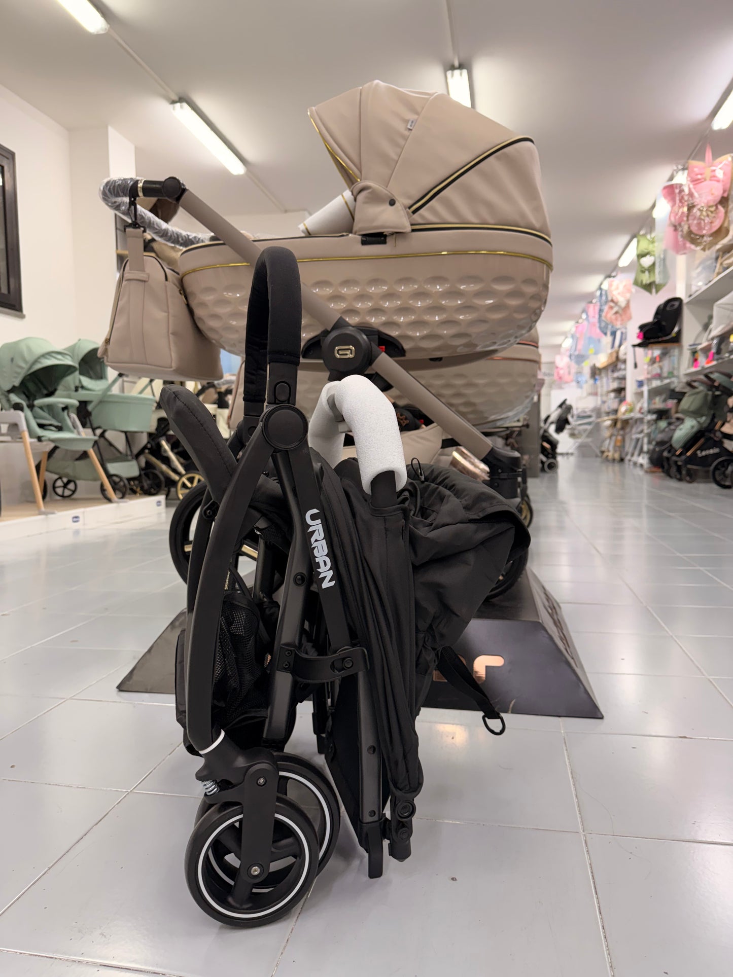 Passeggino leggero Urban nero 22 kg Leonie