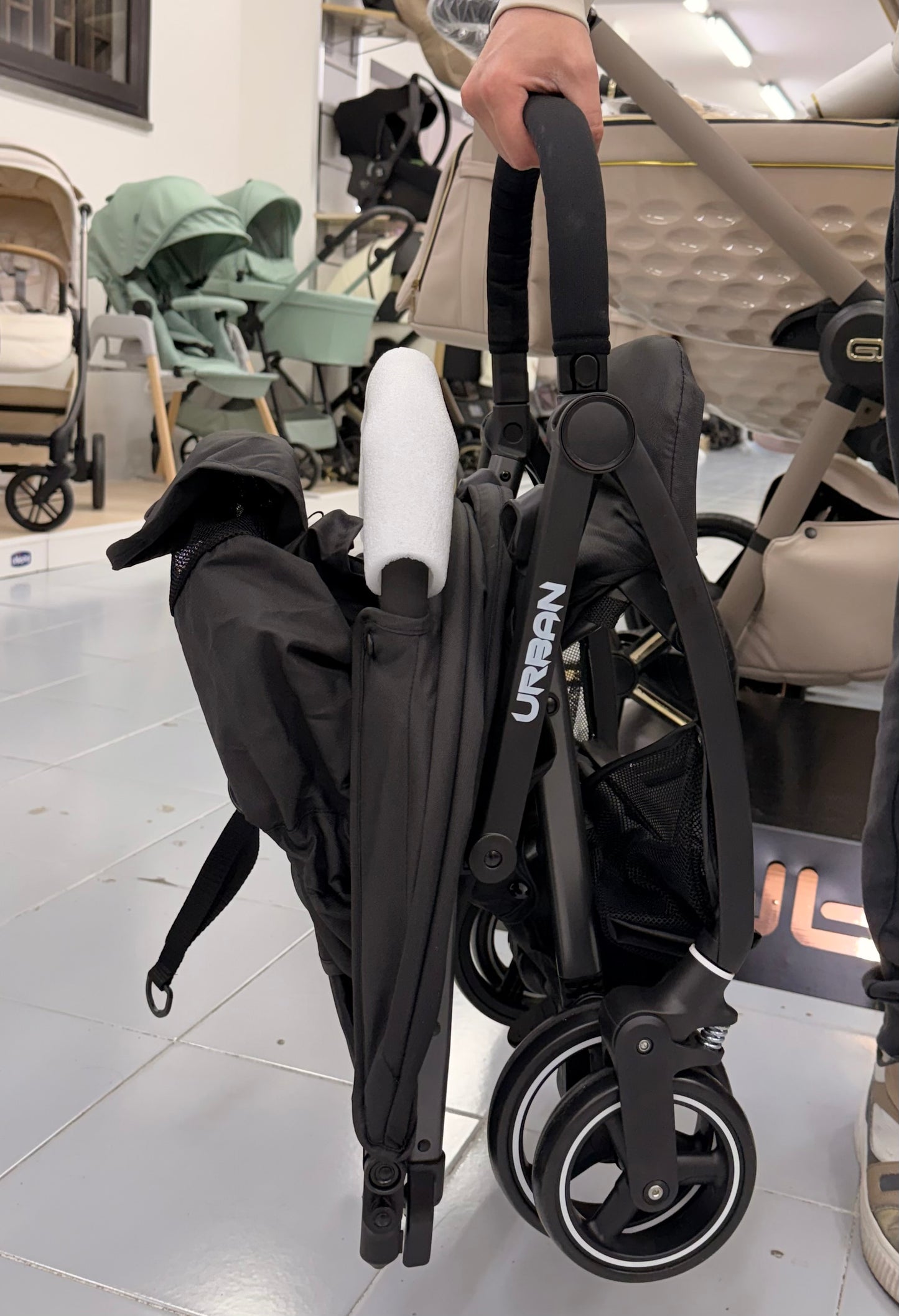 Passeggino leggero Urban nero 22 kg Leonie